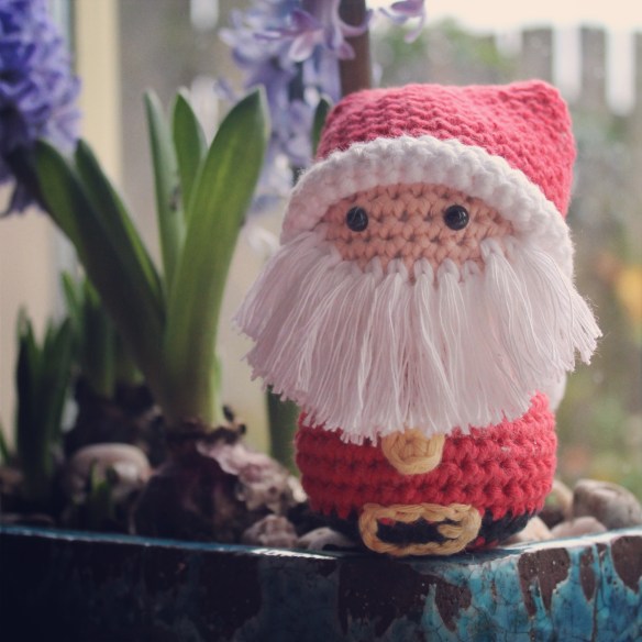 Santa Bust on missneriss.com.  Links to a free pattern by Dendennis!