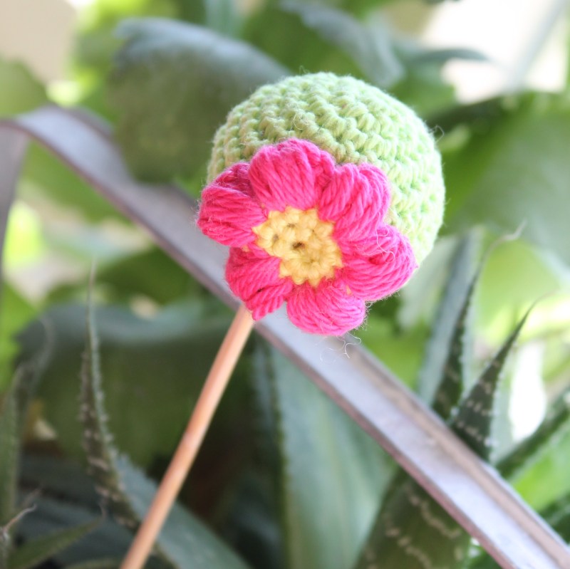 Spring Bloom crochet cake pop on missneriss.com