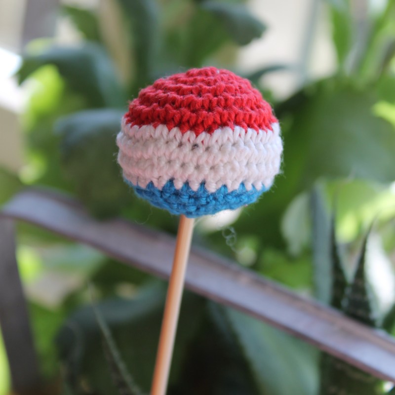 Dutch Flag crochet cake pop on missneriss.com