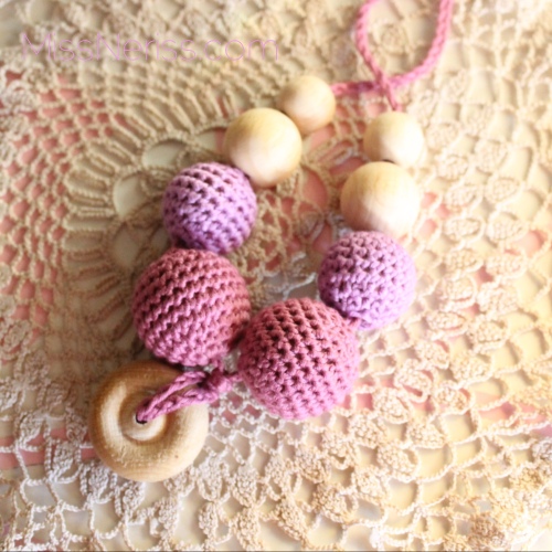 Crochet teething necklace on missneriss.com #baby #crochet #teething