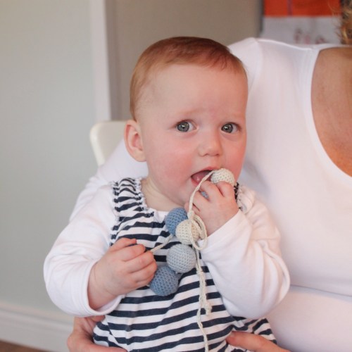 Am I allowed to put this in my mouth? I am, right... Minimans Nursing Necklace - tutorial