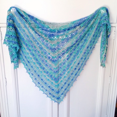 The Spring Shawl in turquoise and blue, using Bamboo Batik by Alize. Pattern: https://missneriss.com/2014/03/20/spring-scarf-pattern/