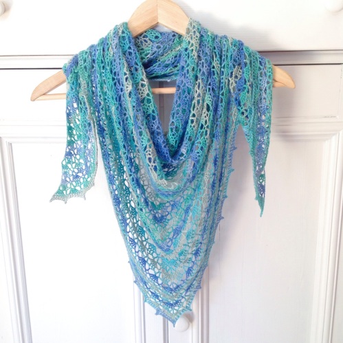 The Spring Shawl in turquoise and blue, using Bamboo Batik by Alize. Pattern: https://missneriss.com/2014/03/20/spring-scarf-pattern/