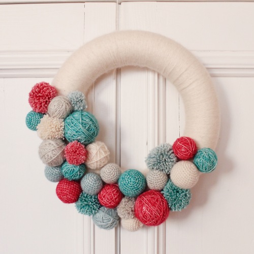 Christmas Wreath for the Scheepjes Christmas Blog Hop - see all ten amazing designs and their free patterns, including how to make this wreath for yourself!