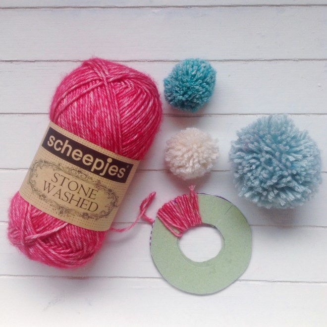 Christmas Wreath for the Scheepjes Christmas Blog Hop - see all ten amazing designs and their free patterns, including how to make this wreath for yourself!