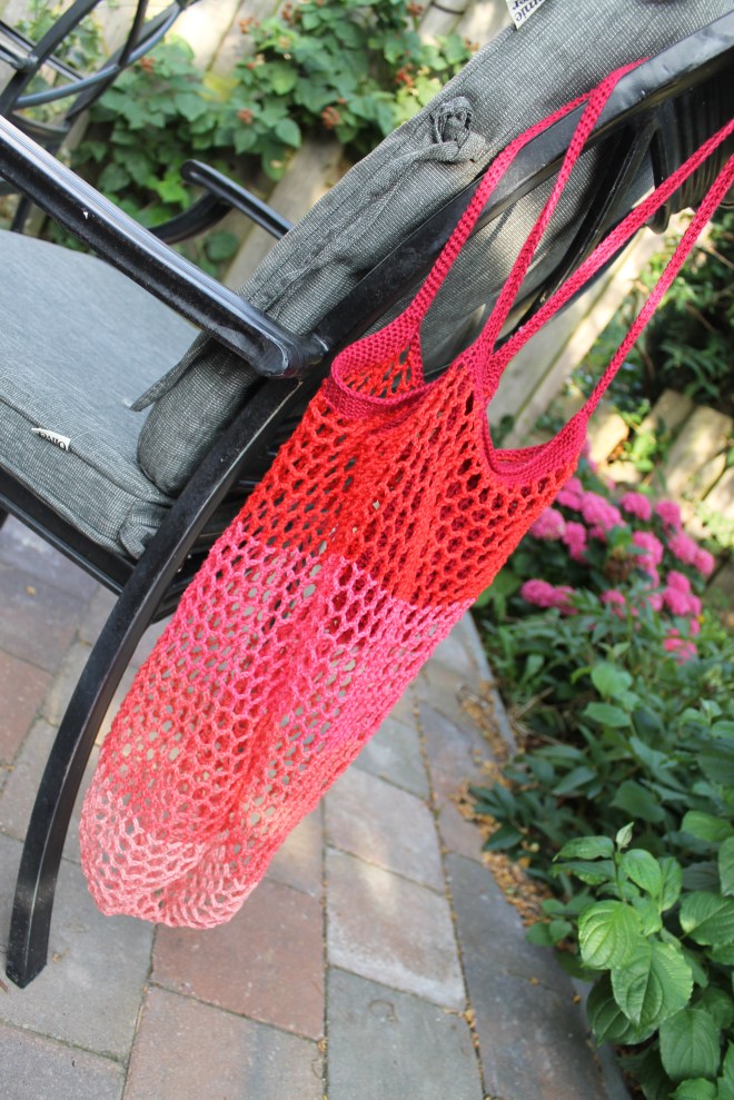 Red Delicious Crochet Market bag by designer @missneriss with Scheepjes Catona