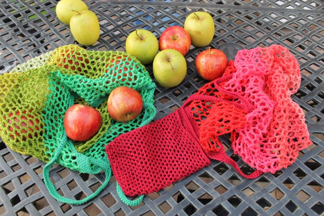 Red Delicious Crochet Market bag by designer @missneriss with Scheepjes Catona