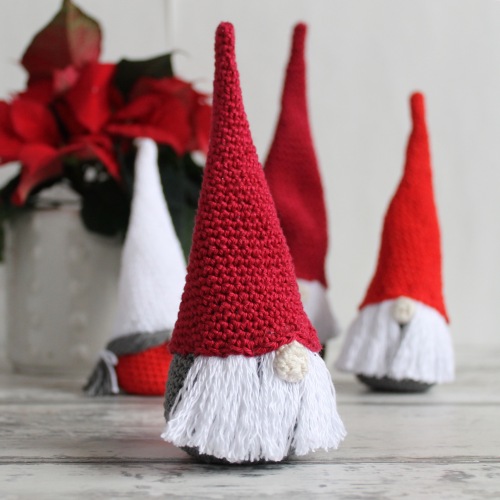 crochet amigurumi Scandinavian Christmas gnomes, free tutorial on missneriss.com