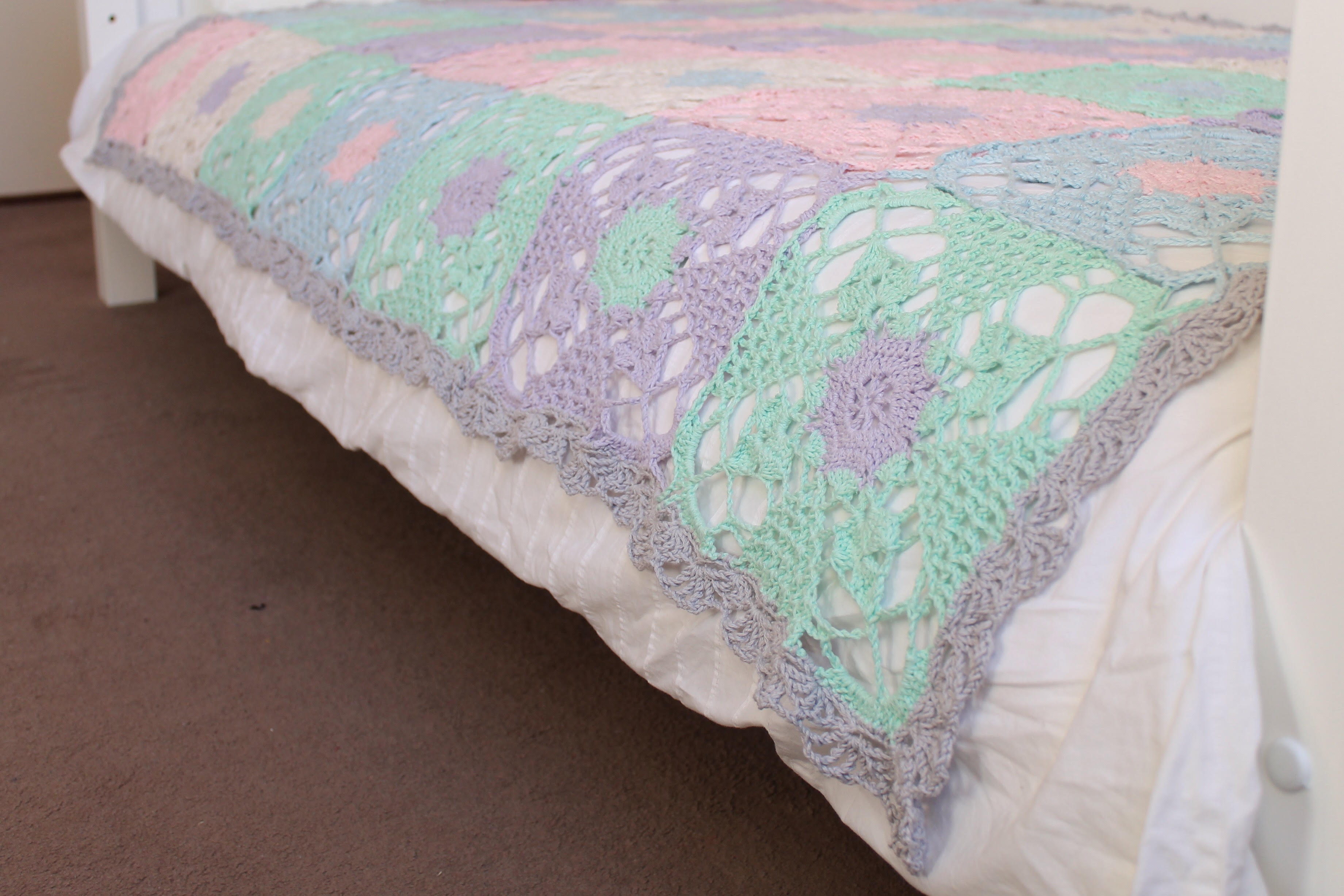 #rusticlacesquare blanket with edging border tutorial on missneriss.com