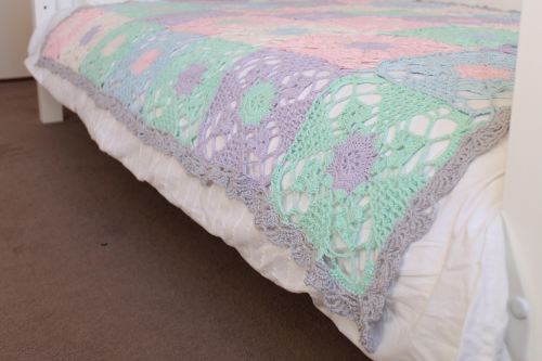 #rusticlacesquare blanket with edging border tutorial on missneriss.com