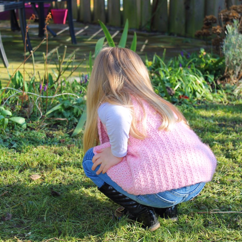 Peek-a-boo button wrap for kids. Using Scheepjes Stone Washed XL, designed by MissNeriss.