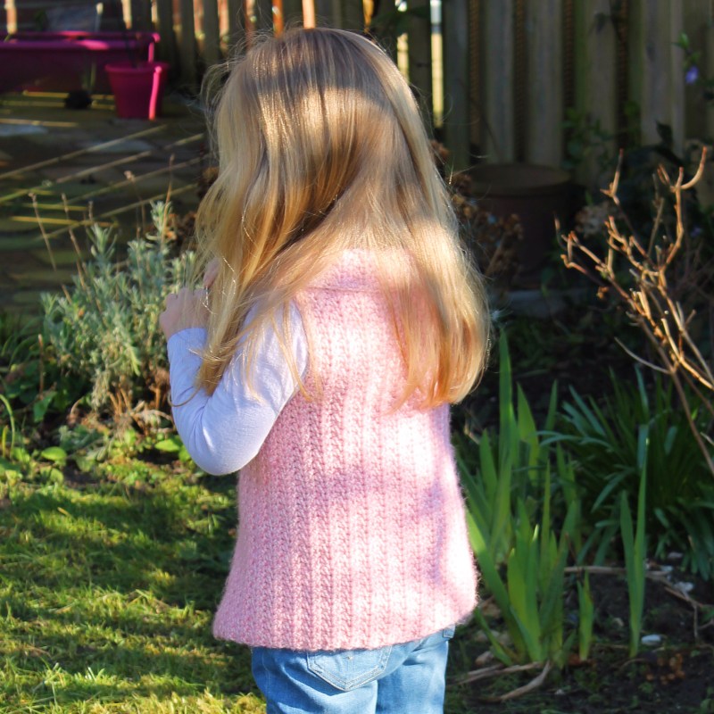 Peek-a-boo button wrap for kids. Using Scheepjes Stone Washed XL, designed by MissNeriss.