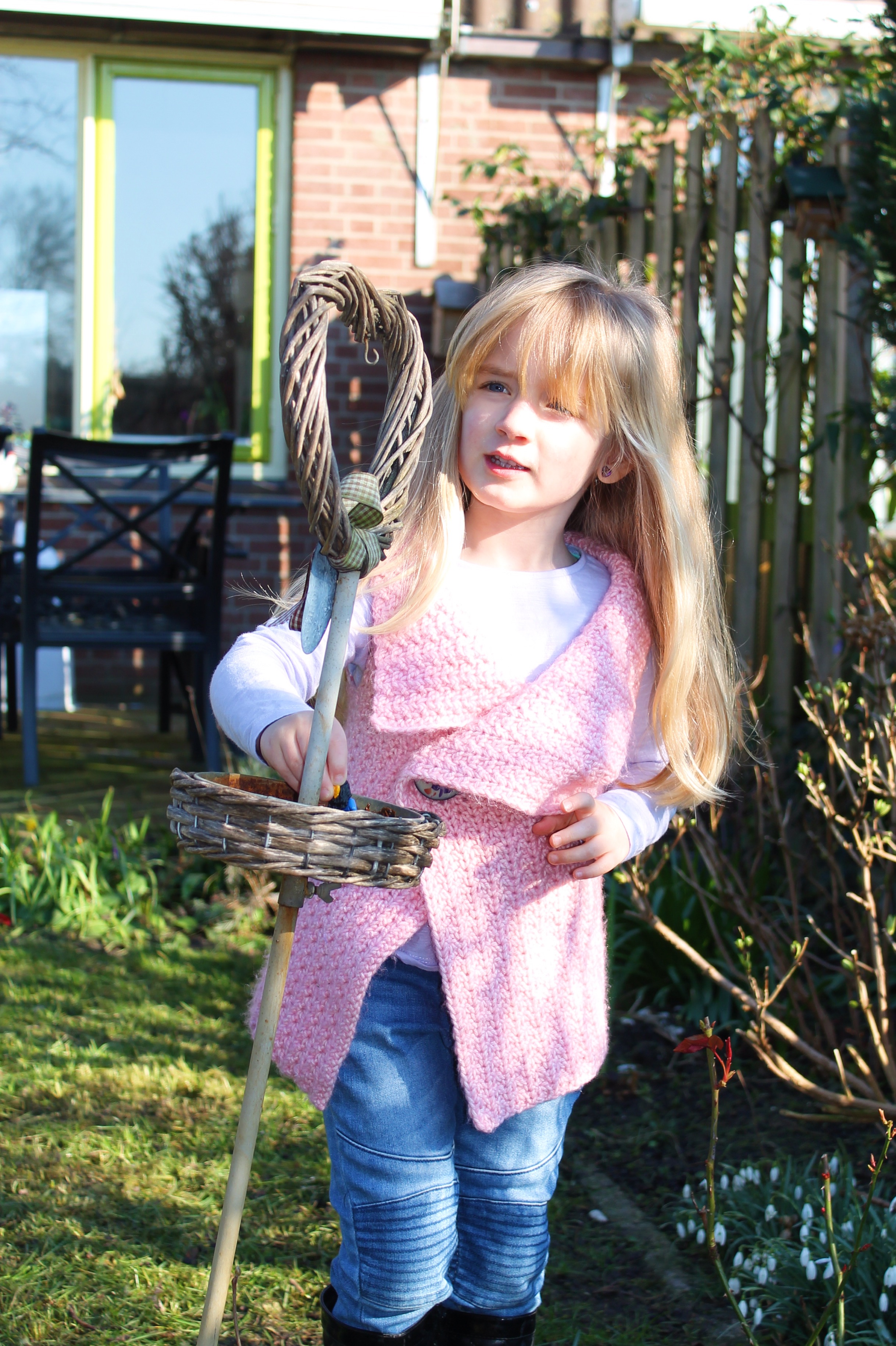 Peek-a-boo button wrap for kids. Using Scheepjes Stone Washed XL, designed by MissNeriss.