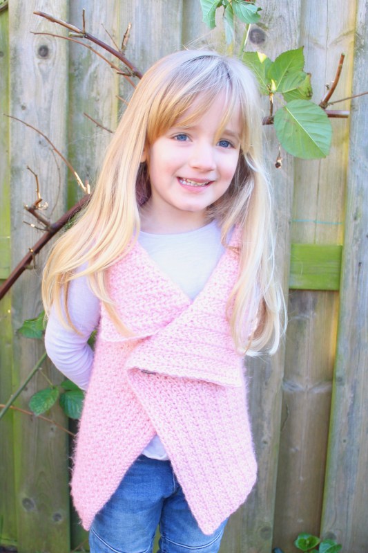 Peek-a-boo button wrap for kids. Using Scheepjes Stone Washed XL, designed by MissNeriss.