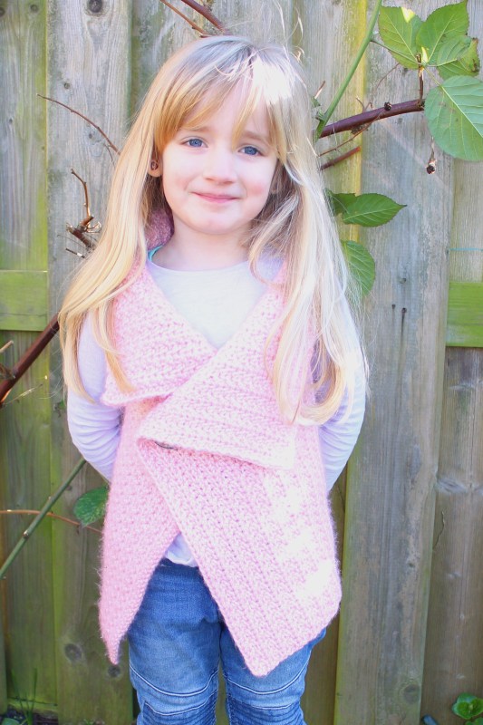 Peek-a-boo button wrap for kids. Using Scheepjes Stone Washed XL, designed by MissNeriss.