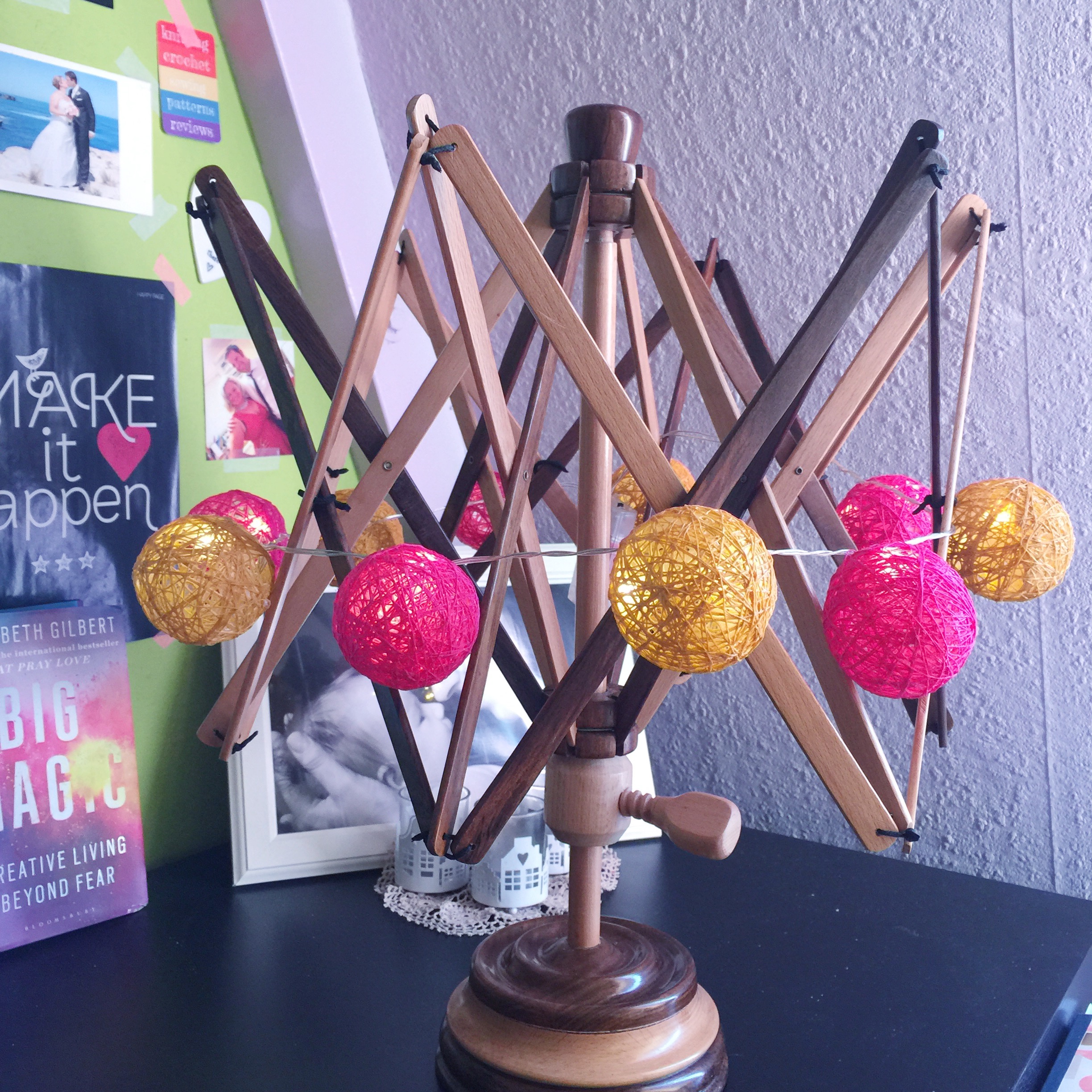 DIY Yarn wrapped Christmas bauble lights - last minute Christmas decoration ideas and tutorials from @missneriss #yarn #scheepjes #bonbon