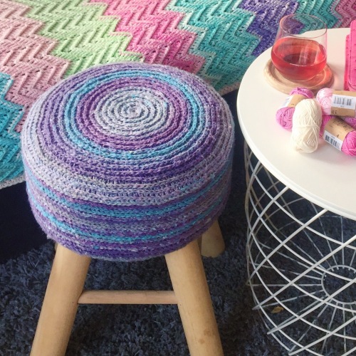 Katran crochet stool cover by Nerissa Muijs in Scheepjes Secret Garden http://shrsl.com/jj6p