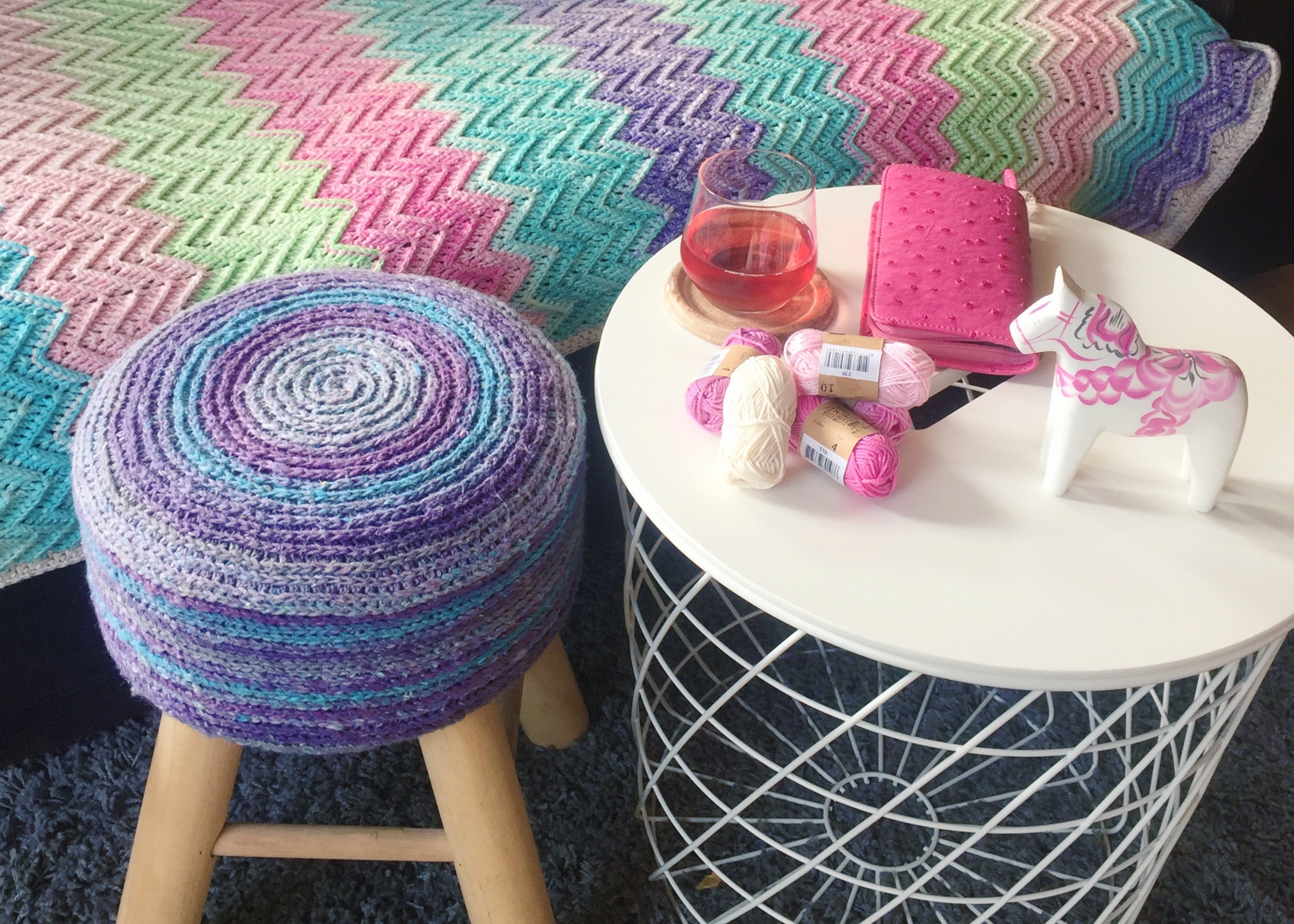 Katran crochet stool cover by Nerissa Muijs in Scheepjes Secret Garden http://shrsl.com/jj6p